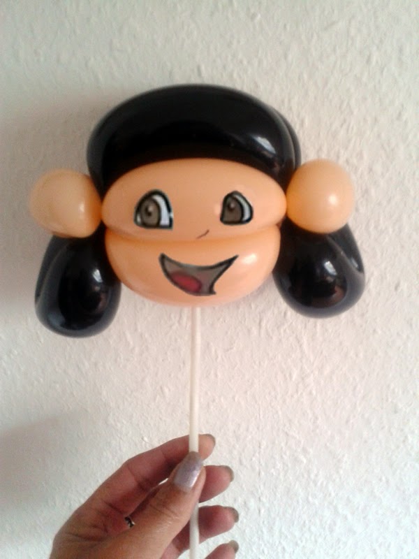 Dora als Luftballonfigur an Stock