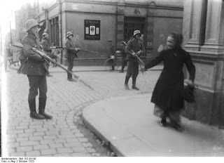 Reichswehr komünistleri tutuklarken, 1923