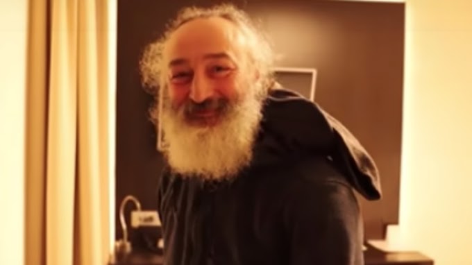 Un peluquero le corta el cabello y la barba a un "sin techo" y se  vuelve viral