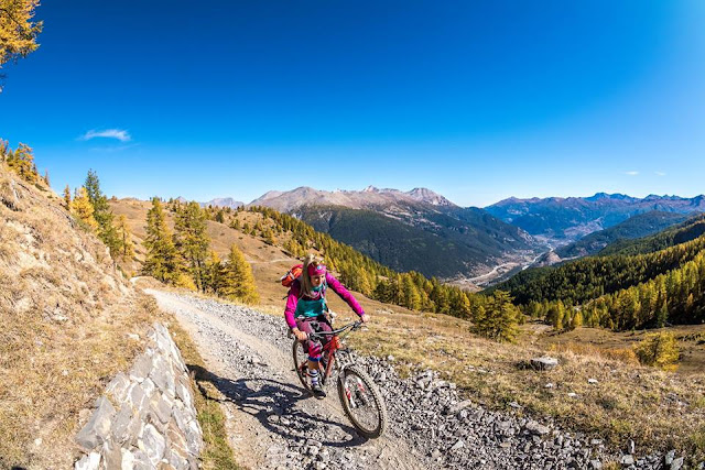 Girls ride Mountainbikes