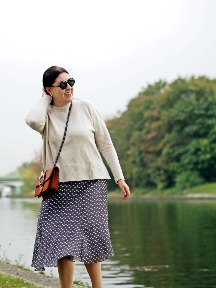 Jedwabna spódnica, oversizowy sweter / Silk skirt, oversized sweater