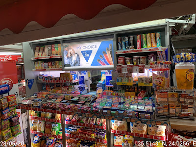 Διαφήμιση ηλεκτρονικού τσιγάρου και πακέτα τσιγάρα σε κοινή θέα στο περίπτερο δίπλα στο 2ο Γυμνάσιο και το στάδιο των Χανίων