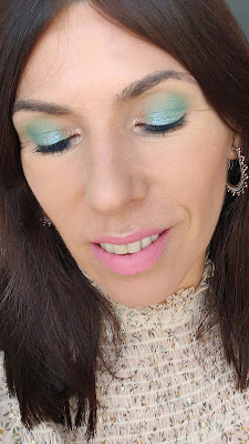 primer look verde plano ojos cerrados Paleta The Breeze de Sheglam 10