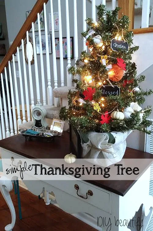 Thanksgiving decorated tree using mini pumpkins and chalkboard signs! See it at diy beautify