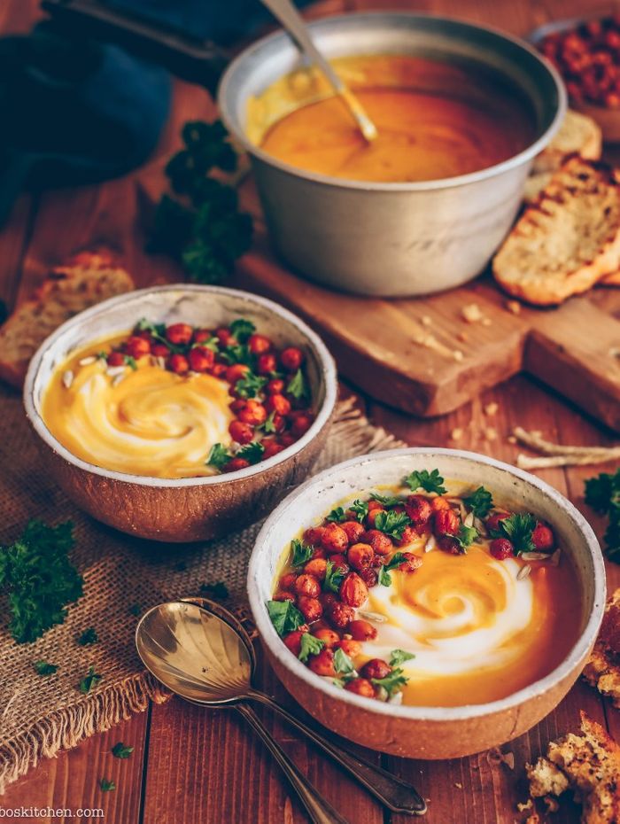 This is the season of pumpkins and squash. Enjoy it with this Healthy and Vegan ROASTED SQUASH SOUP WITH CRISPY CHICKPEAS. vegan dinner recipes | vegan dinners | dinner vegan