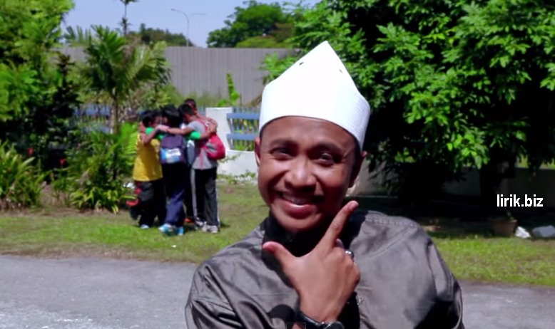 Lirik Senyum (OST Ya Ustaz) - Alif Satar Ft. PU Yeop - lirikdotbiz