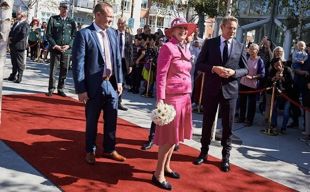 Queen visited the Music House and Bakkeskolen Cosmos and the company VIKING Life-Saving Equipment
