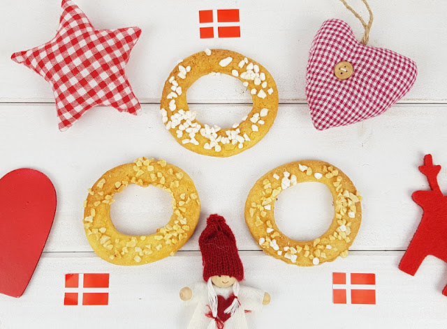 Rezept für Kaerlighedskranse: Das dänische Weihnachtsgebäck mit Herz. Ich zeige Euch auf Küstenkidsunterwegs, wie Ihr das weihnachtliche runde Kranz-Gebäck aus Dänemark mit bewährten Zutaten als Kringel oder Herzen selbst backt.