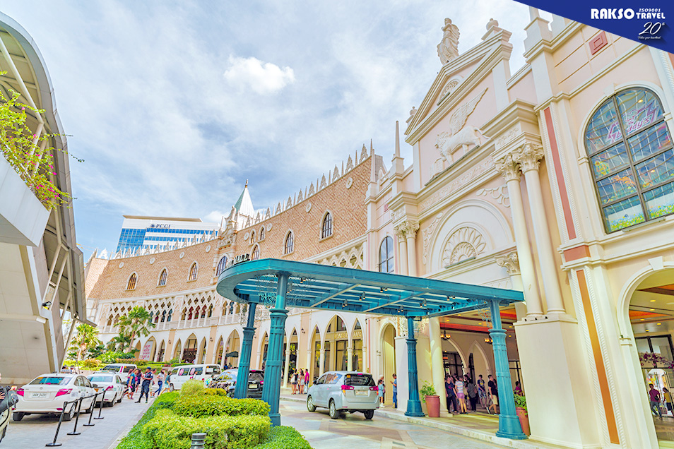 Venice Grand Canal Mall a taste of Italy