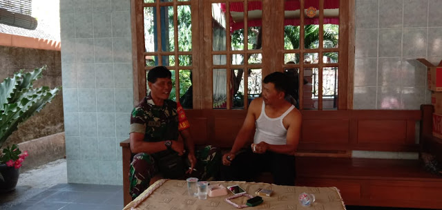 Ciptakan Keamanan, Babinsa Kwangen Komsos bersama Tokoh Masyarakat