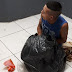 Preso tenta fugir de delegacia escondido em saco de lixo 