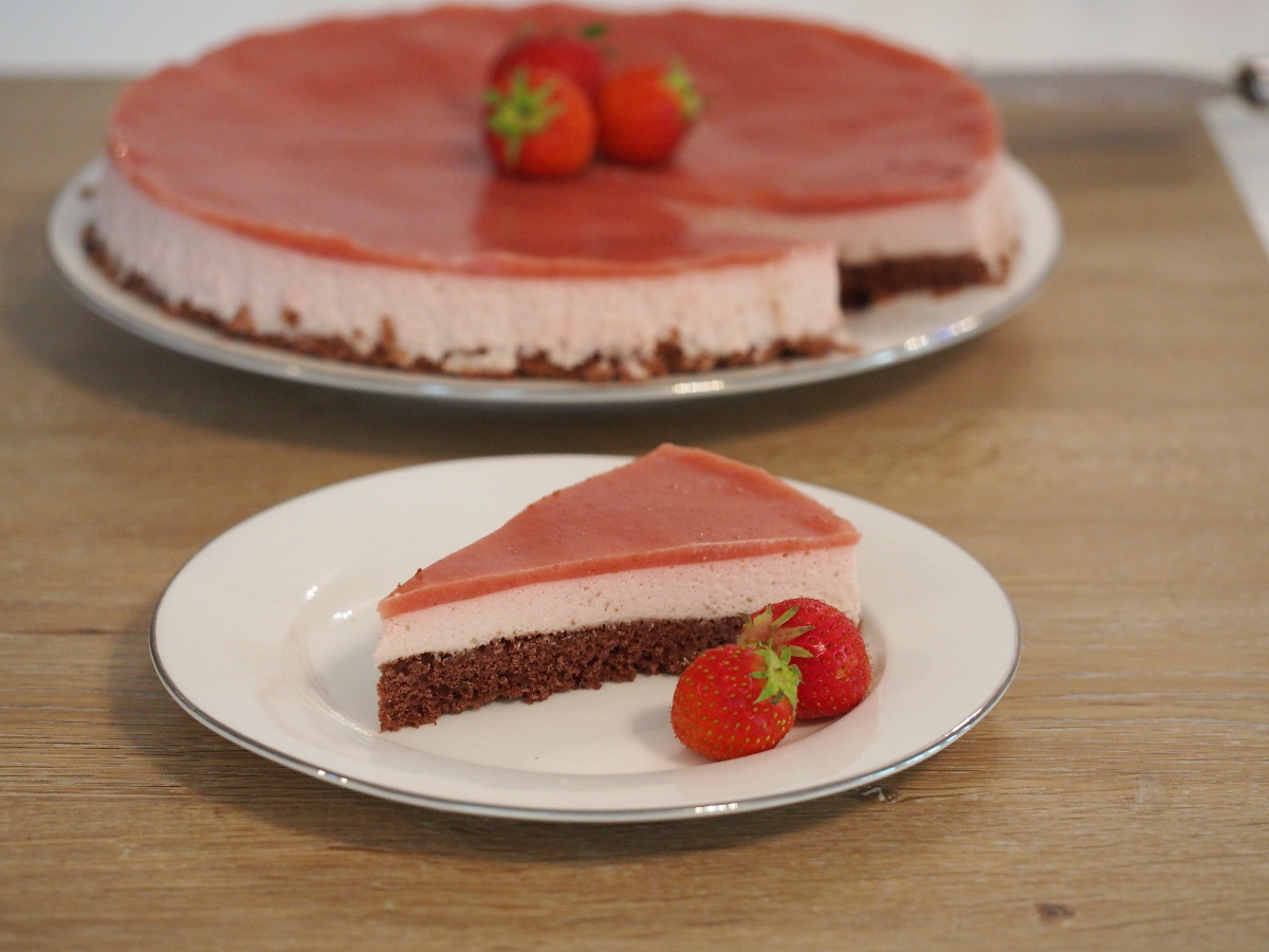 Erdbeercreme-Torte mit Fruchtspiegel (26cm Springform, 12 Stücke)