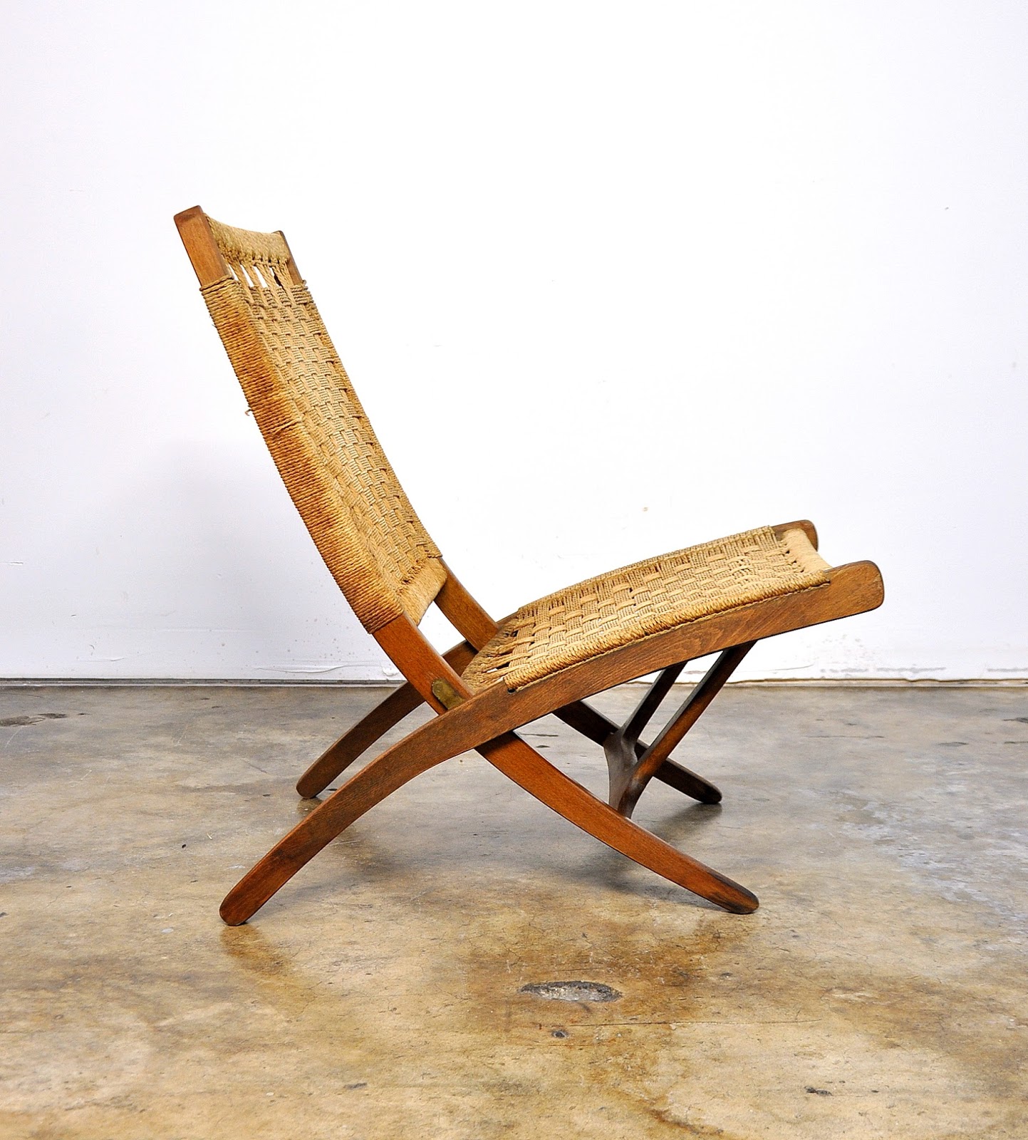 SELECT MODERN Hans Wegner Style Folding Rope Lounge or Easy Chair