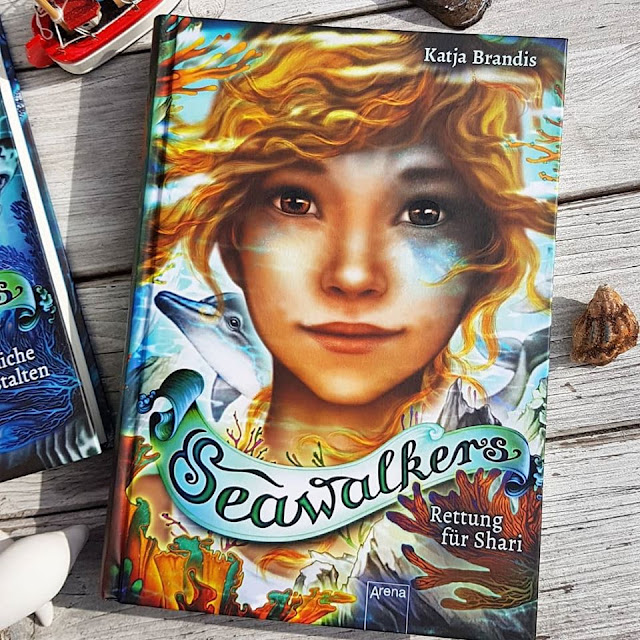 "Wilde Wellen", eine Schule für Meerestiere und der Schutz der Meere. Interview mit Katja Brandis zu Band 3 der "Seawalkers"-Reihe. In Band 2 "Rettung für Shari" steht das Delfin-Mädchen im Mittelpunkt und ist auch auf dem Cover zu sehen.