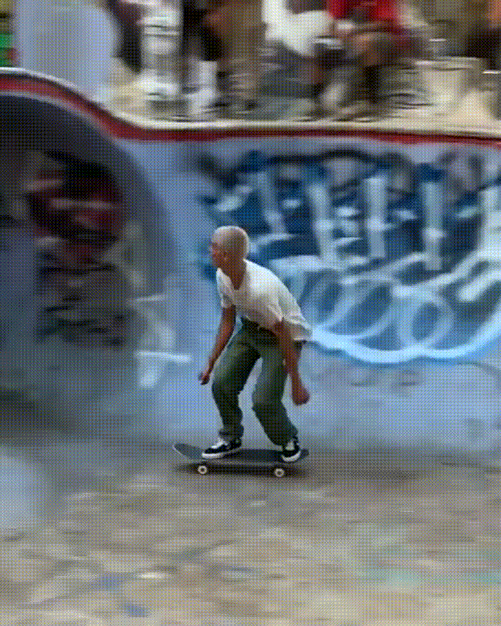 Der Skateboarder Evan Mock zeigt uns einen wirklich abgefahrenen Skateboard Trick. Er fährt in einen Tunnel und bleibt mit dem Oberkörper vorne vor. Im Tunnel ändert switched er die Board-Ausrichtung. WTF? Das Video gibt es als GIF um dir die Kunst zu verdeutlichen. Alles im Atomlabor Blog, deine Quelle für epischen Lifestyle.