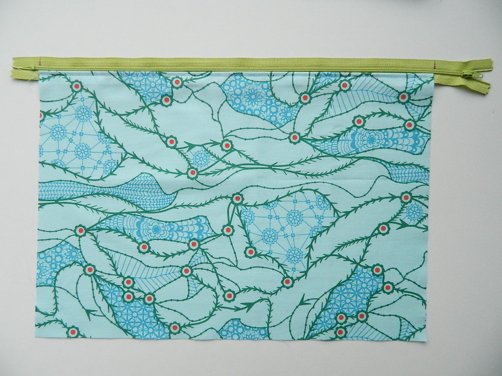 installing zipper closure in a pillow cover {tutorial}