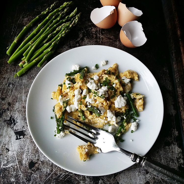 Perfect Scrambled Eggs with Asparagus and Goat Cheese Keto/LCHF