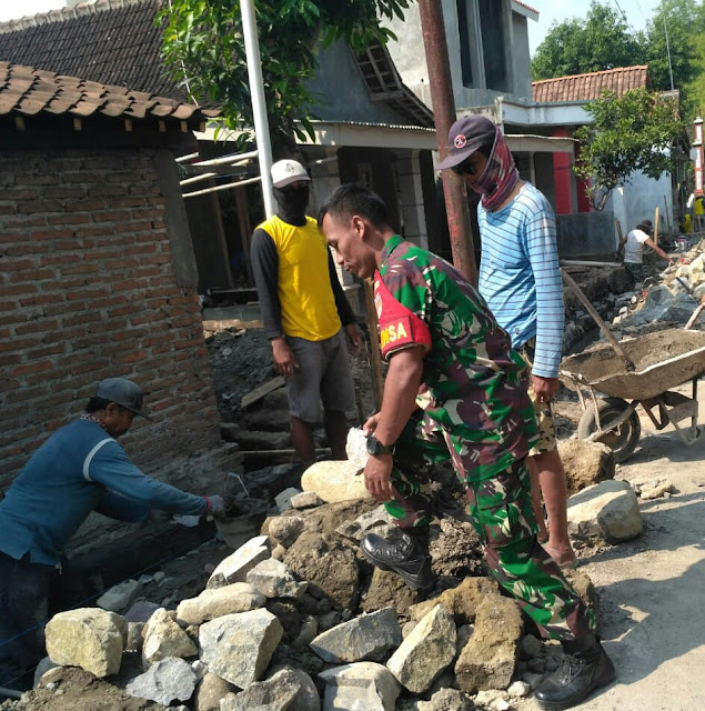 Gotong Royong Antara Babinsa Gondang Dan Masyarakat Membuat Talud