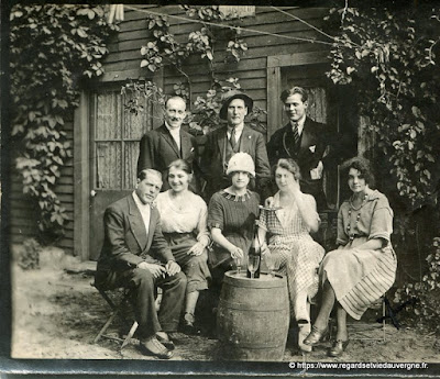 Photo ancienne noir et blanc, familles à la campagne. Photo ancienne noir et blanc, familles à la campagne.