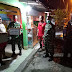 Datangi Rumah ke Rumah, Babinsa Banjarsari Bagikan Nasi Untuk Sahur