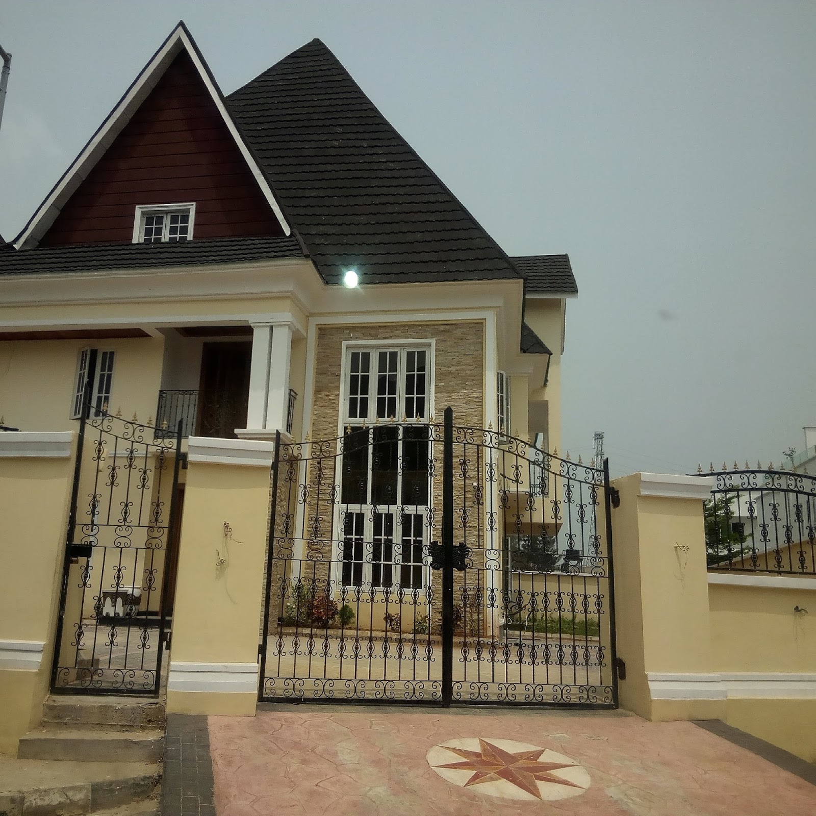 Affordable Properties in Nigeria : 6bedroom mansion for sale at Banana