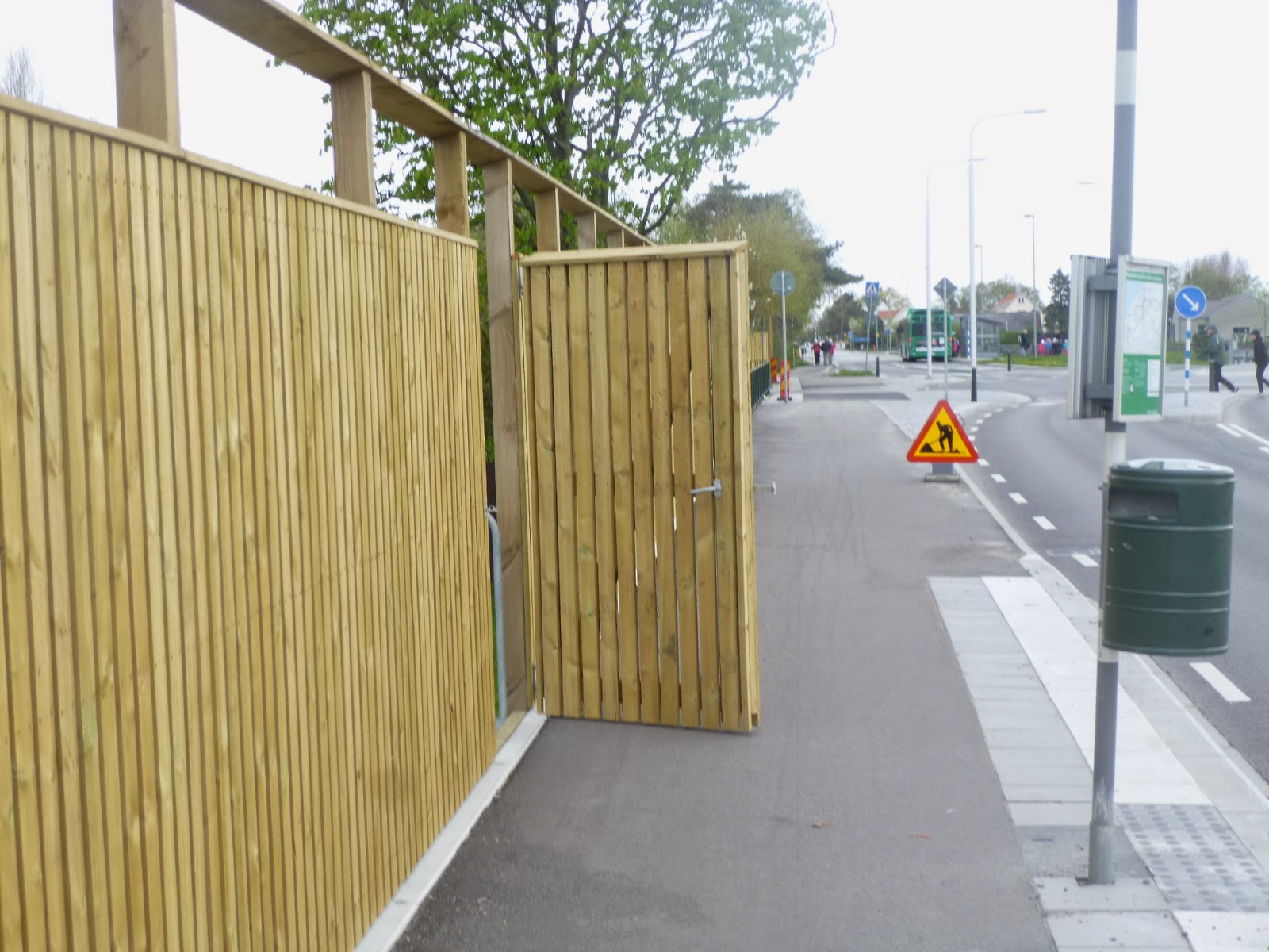 Strandhemliv: Farlig dörr i planket vid busshållplatsen