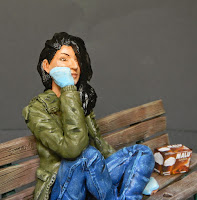 ritratto ragazza regalo fidanzata statuetta seduta statuine milano orme magiche