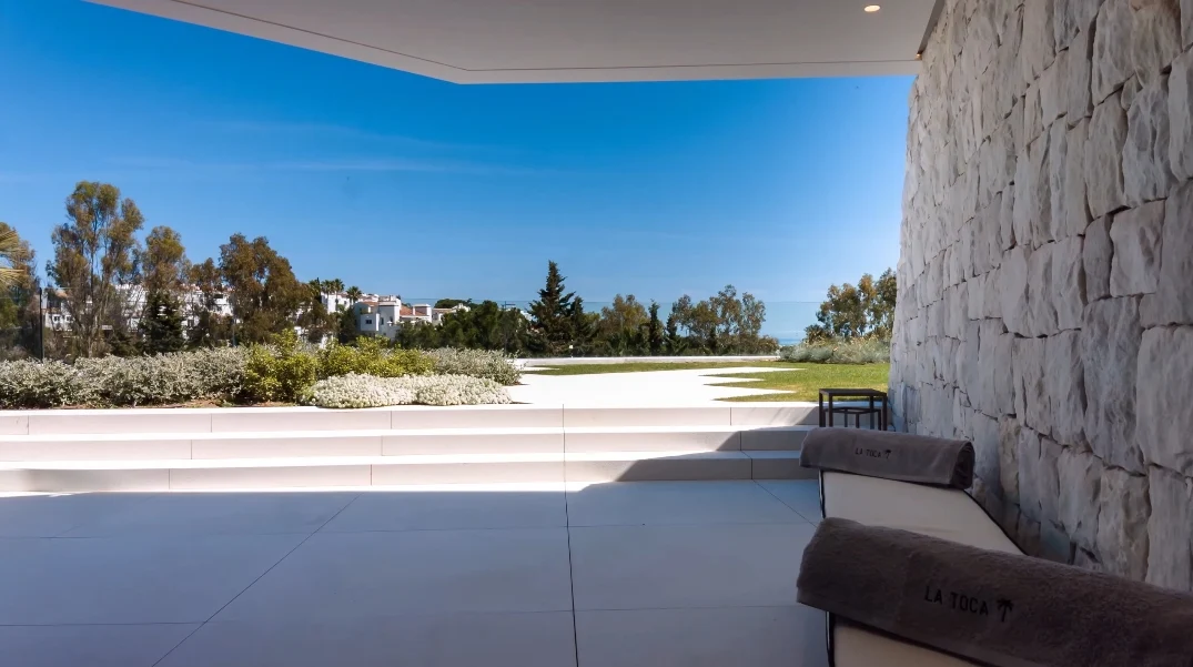 26 Photos vs. Tour El Herrojo Benahavis Modern Villa With Panoramic Views