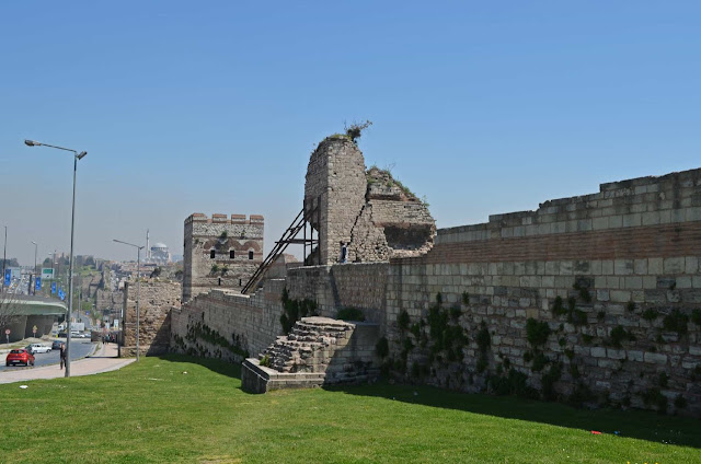 Section of Theodosian Walls of Constantinople collapses
