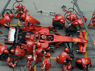 Formula-1-Ferrari-Team-Pit-Stop