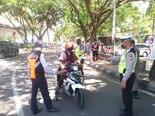 Hari Terakhir Ops Patuh 2021, Satlantas Polres Bantaeng Lakukan Pengamanan di Pantai Seruni dan Bagi bagi Masker