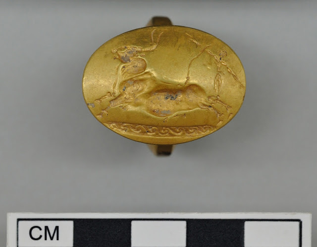Золотой минойский перстень-печать с изображением быка и акробатов.  Фото: Министерство культуры Греции.