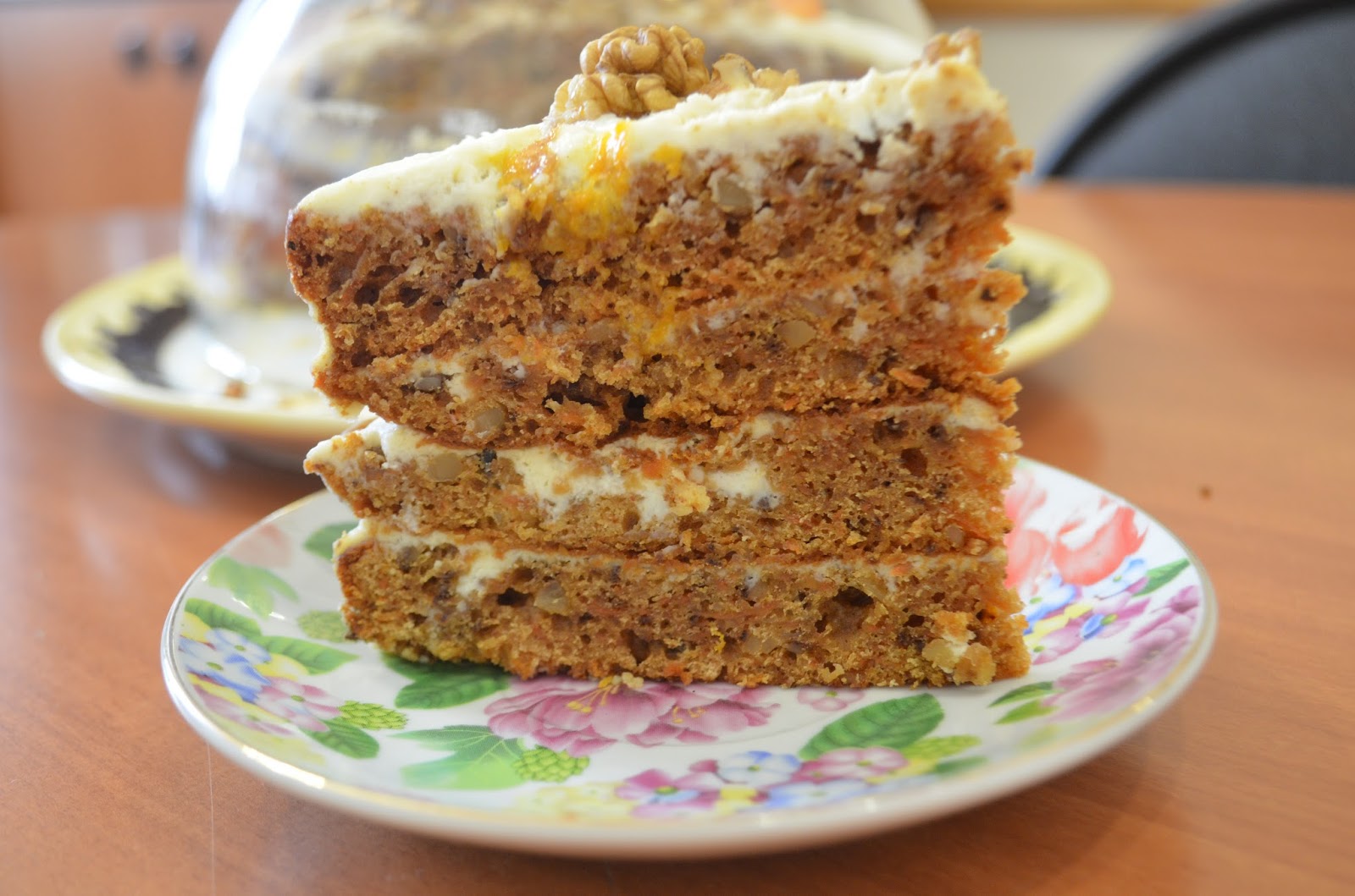 Торт морковный со сметанным кремом и грецким орехом