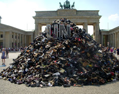 أحذية البوسنة..نصب تذكاري أقيم أمام بوابة راندنبورغ التاريخية بالعاصمة الألمانية برلين