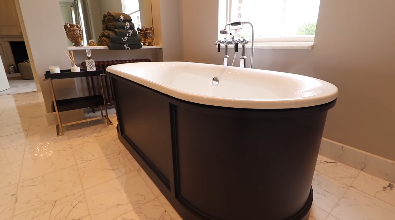 16 Photos vs. Hampton Court Road, East Molesey, Richmond UK Mansion Interior Design Tour