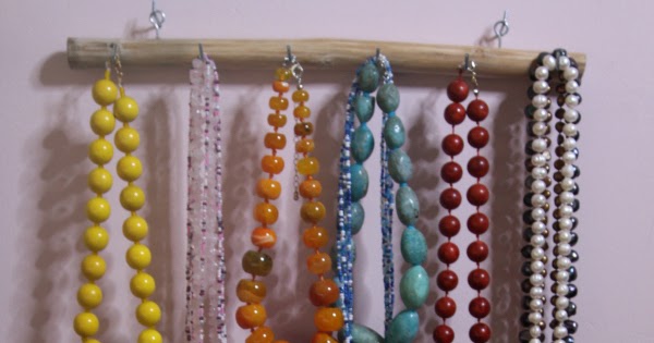 DIY: CÓMO HACER UN COLGADOR DE COLLARES CON PALO / EL DE MAMÁ GALLINA