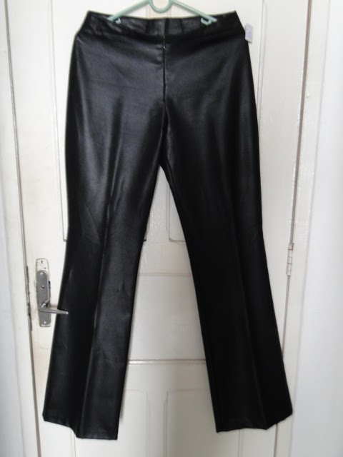 calça preta brilhosa