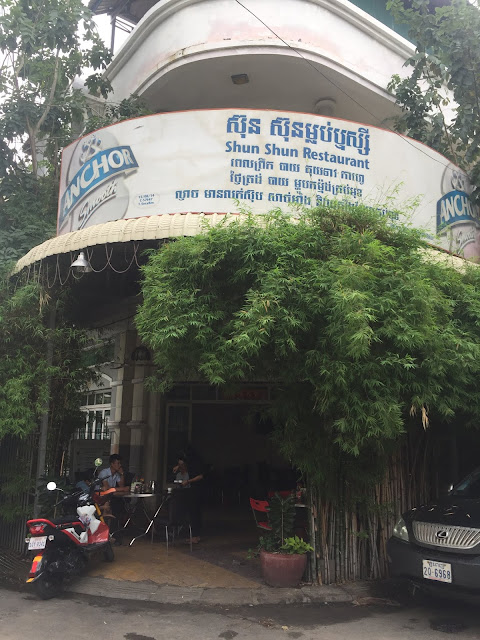 Quán ăn sáng ngay thủ đô Phnom Penh mà cây xanh nhiều mát mẻ