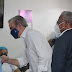 Luis Abinader visita centros de vacunación en Haina