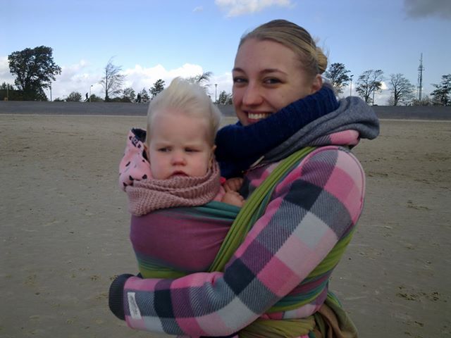 Mama en Esmée in de wind.