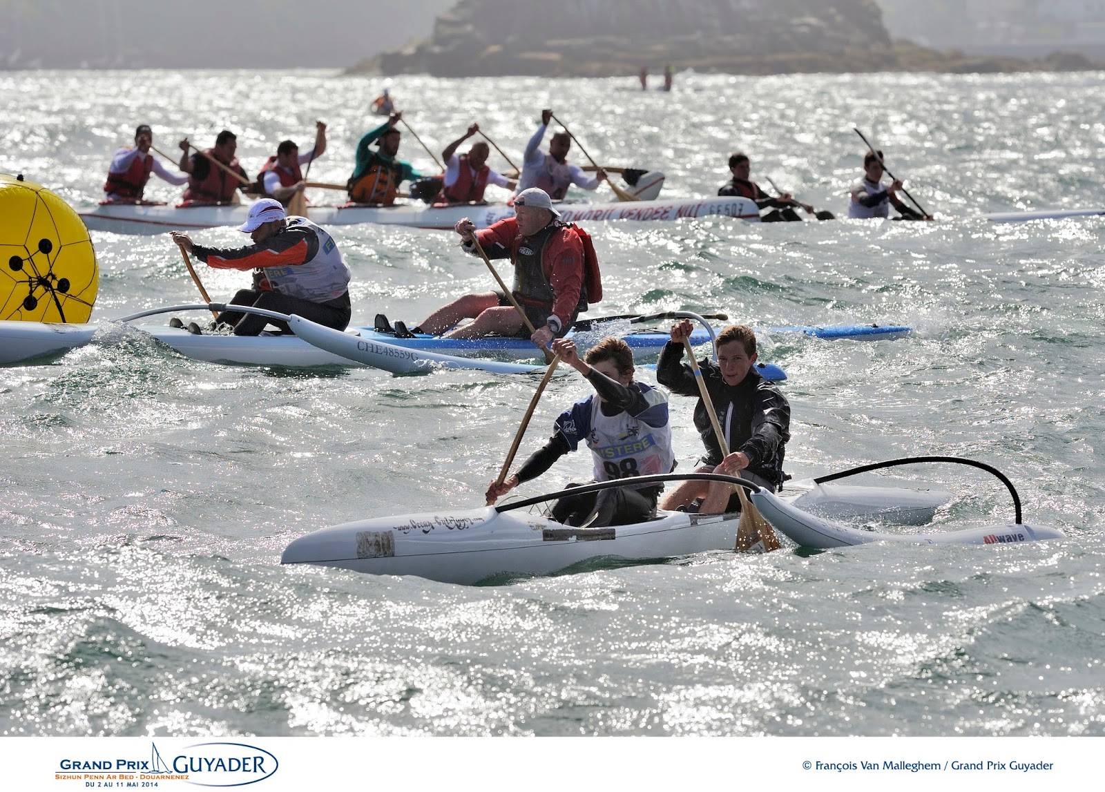 Glisse / Kayaks de mer et pirogues polynésiennes ont rendezvous à Douarnenez, à vos rames