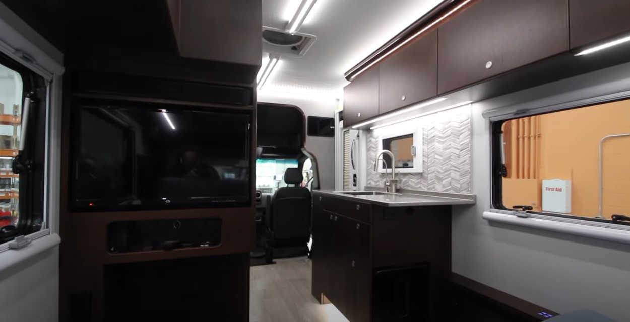 增加電動桌與天窗─Advanced RV 推出 B Box 2 露營車屋 | SanjiNoir 黑侍樂讀