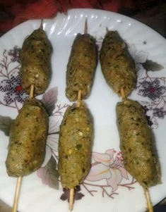 place-chicken-skewers-onplate