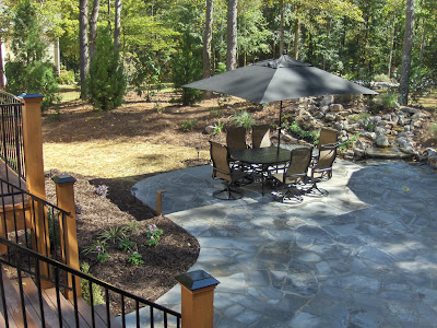 PATIO GRANDE CON CHIMENENA COCINA Y TARIMA DE MADERA - Patios y Jardines