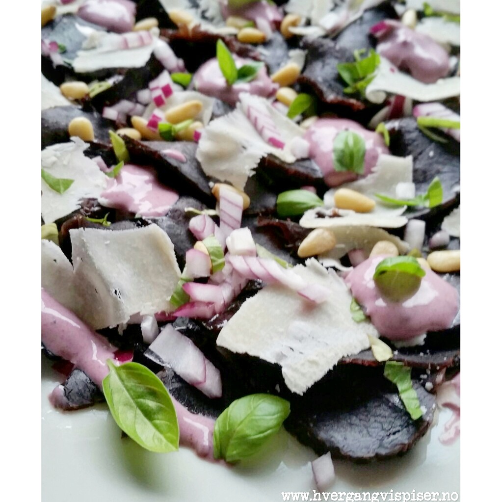 Røkt hvalcarpaccio med solbærkrem og solbær-/ og basilikumvinaigrette ... Røkt hvalcarpaccio med solbærkrem og solbær-/ og basilikumvinaigrette ...