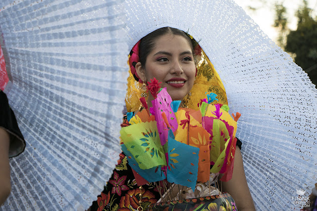 Mujer con traje de tehuana