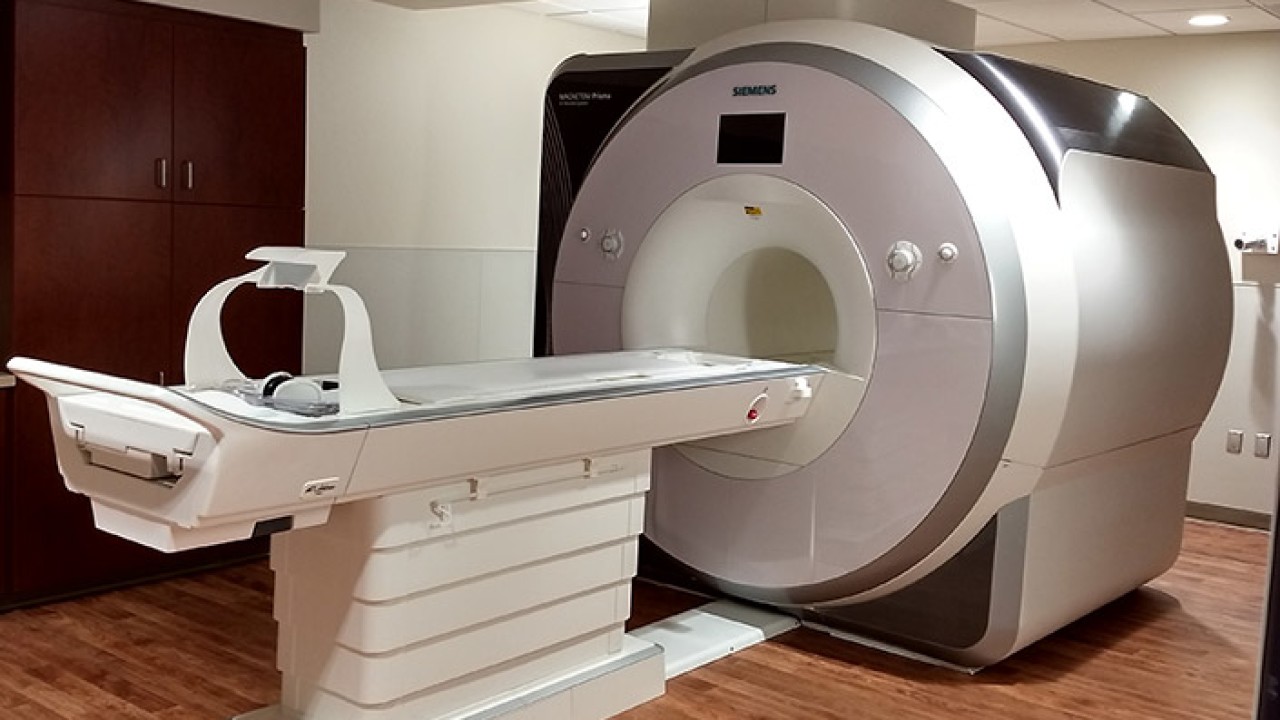 Титан мрт можно. MAGNETOM Prisma Siemens (3 Тесла). MRI scan Machine. Simulation of MRI. Magnetic Scanner.