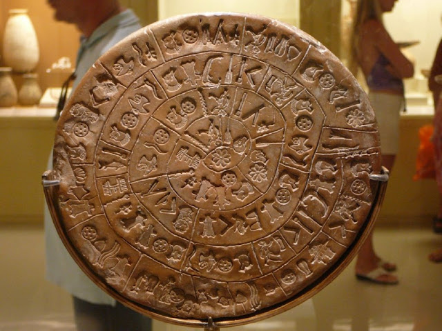 Найденный на Крите Фестский диск — образец письменности, предположительно, на минойском языке. Отсутствие других источников сводит шансы на расшифровку к нулю.