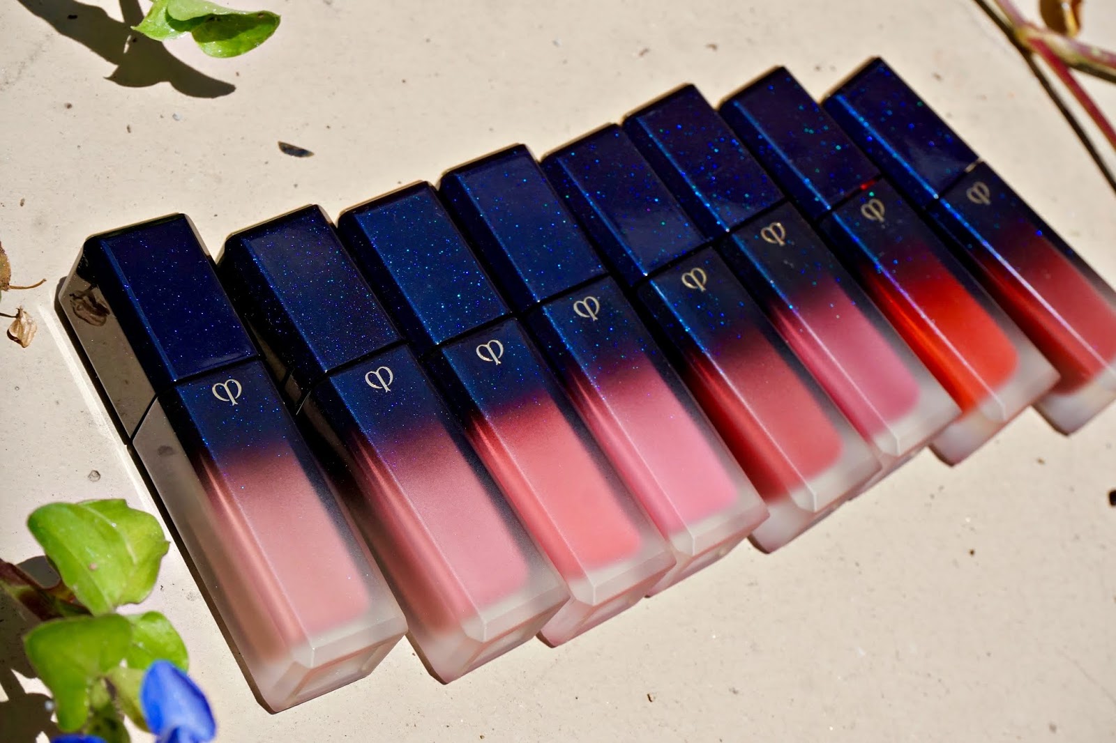 Clé de peau beauté radiant fluid foundation natural палитра. Cle de peau beaute тональный. Cle de peau radiant liquid rouge matte 103 свотчи. Cle de peau legend of rouge matte 103. Cle de peau radiant fluid foundation.