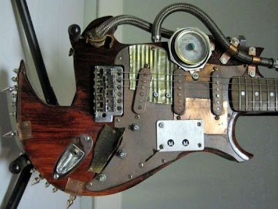Guitarra steampunk muy creativa